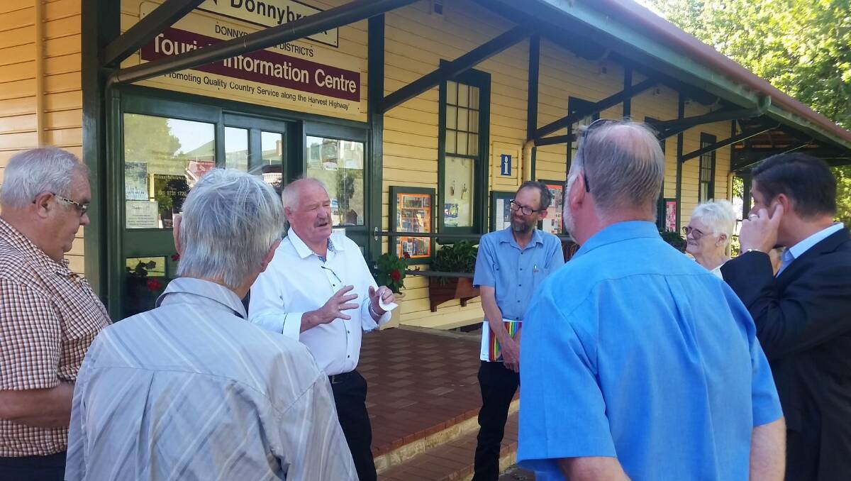 Mr Murray said Labor would work with the tourism industry to bring cruise ship passengers inland and slash travel times on the Australind train service.
