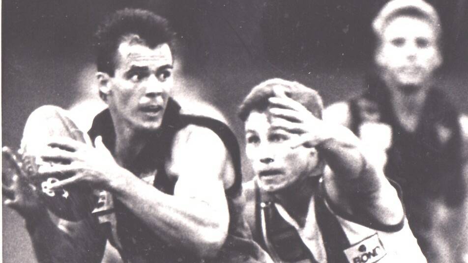 George Giannakis is chased by Peter Worsfold.