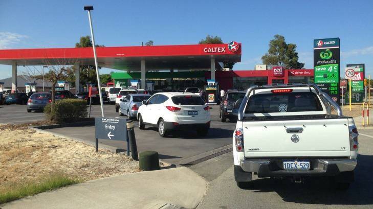 Drivers queue up as Perth petrol prices drop below $1 a litre for the first time since 2009.