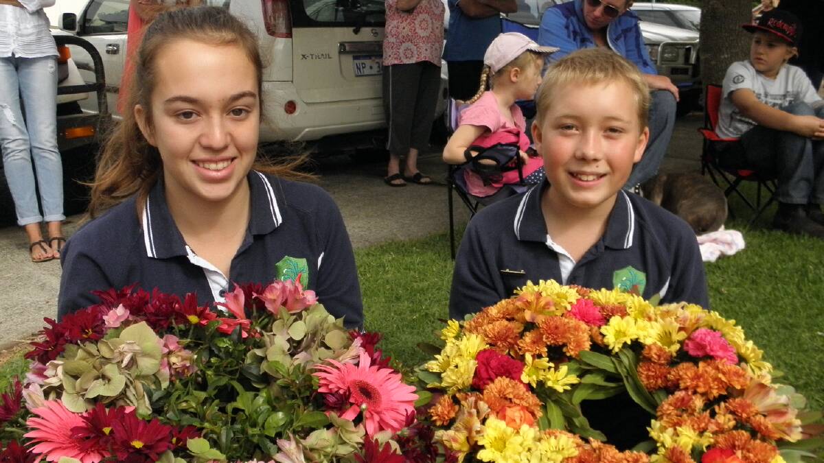 In memory: Skye McKirdy and Tyson Wagner lay wreaths on behalf of Nannup District High School. Photo: Donnybrook-Bridgetown Mail.