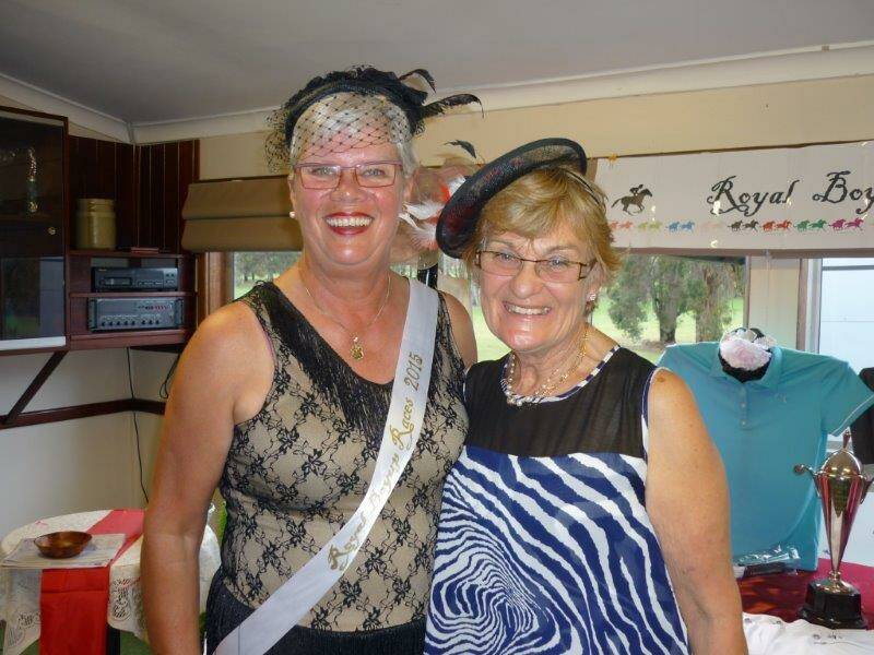 Winner of the Boyup Brook Golf Open Day Rhonda Parker with Captain and runner up Lyn Willett. 