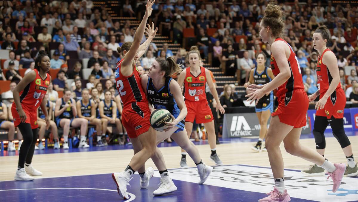Perth Lynx's Alison Schwagmeyer-Belger and the Canberra Capitals' Gemma Potter. Picture: Sitthixay Ditthavong